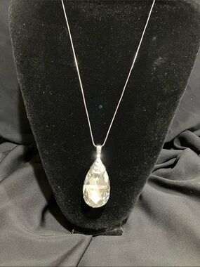 Elegant Clear Teardrop Crystal Pendant Necklace - Women Jewelry